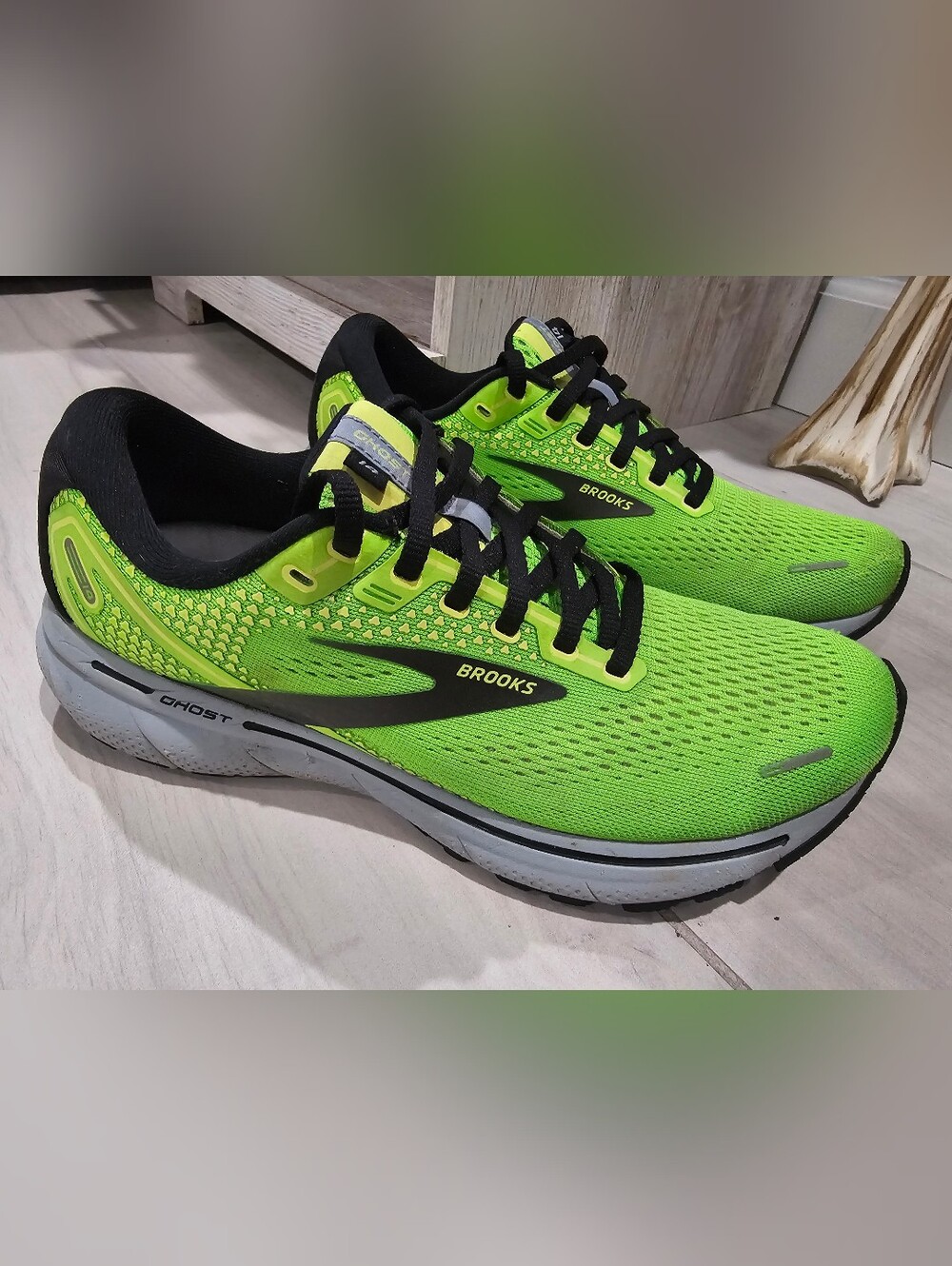 Brooks Men's Neon Green Running Shoes Sneakers Size 8